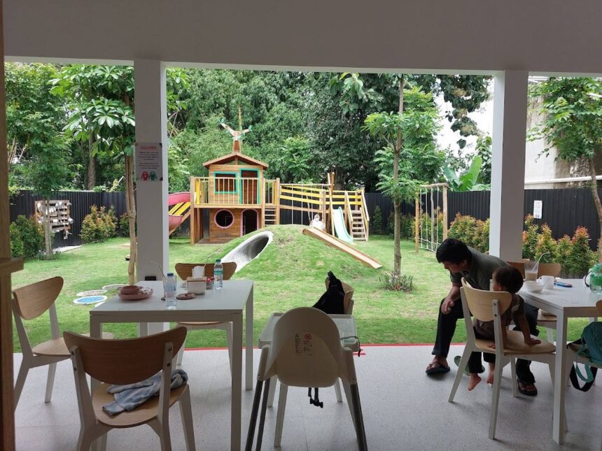 Cafe Tumbuh Bersama menyediakan playground dengan berbagai aktivitas menarik seperti ayunan, perosotan, hingga area kreativitas anak