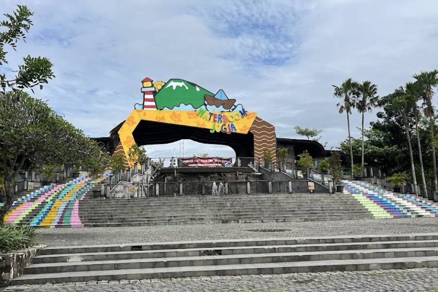 2. Waterboom Jogja (Jogja Bay Waterpark): Sensasi Bermain Air Terlengkap